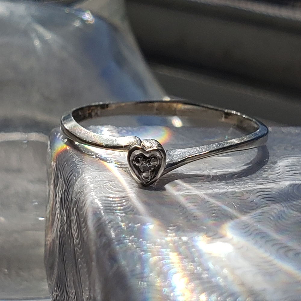 Sweet little diamond in a heart shaped setting 10kt gold